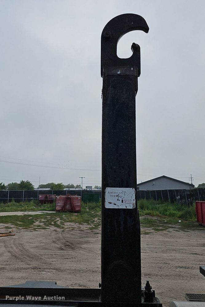 image for item DQ0092 1996 International 9200  hook lift truck