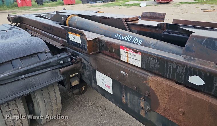 image for item DQ0092 1996 International 9200  hook lift truck