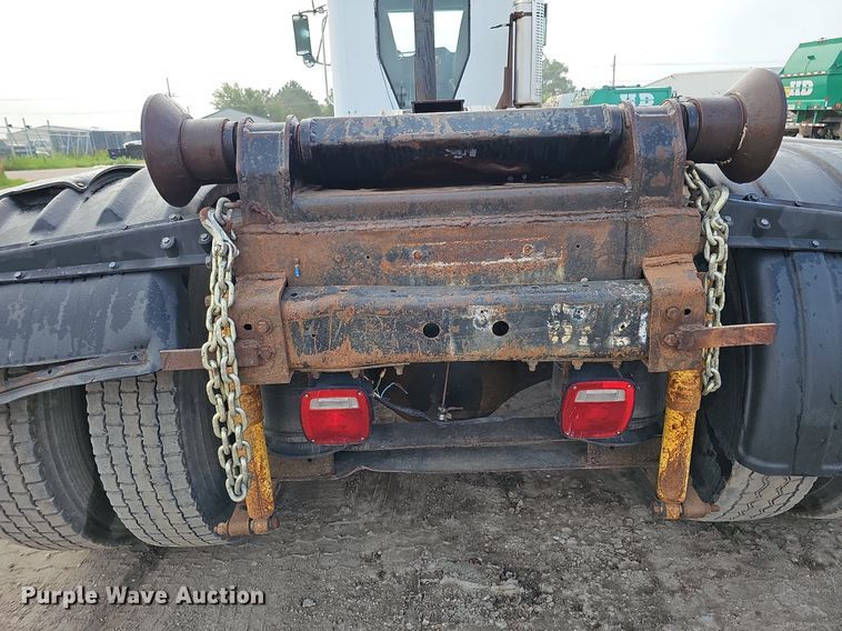 image for item DQ0092 1996 International 9200  hook lift truck