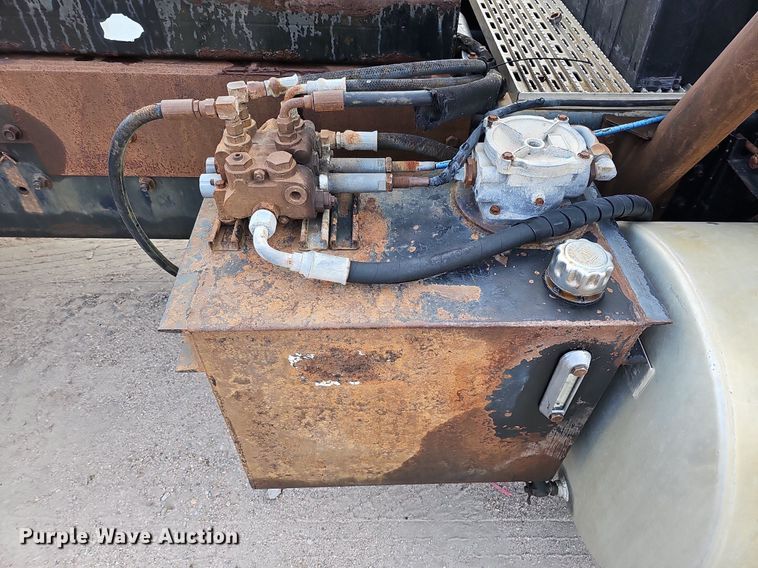 image for item DQ0092 1996 International 9200  hook lift truck