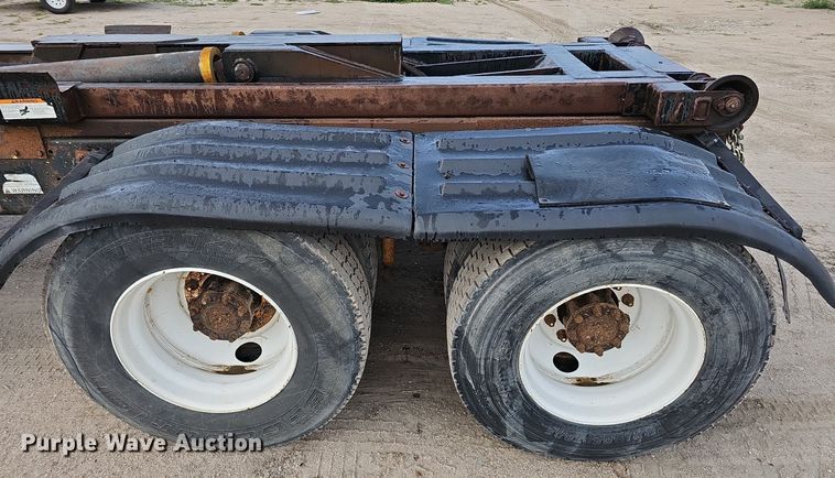 image for item DQ0092 1996 International 9200  hook lift truck