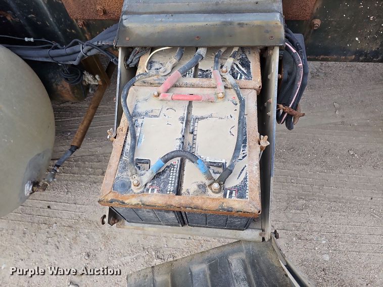 image for item DQ0092 1996 International 9200  hook lift truck