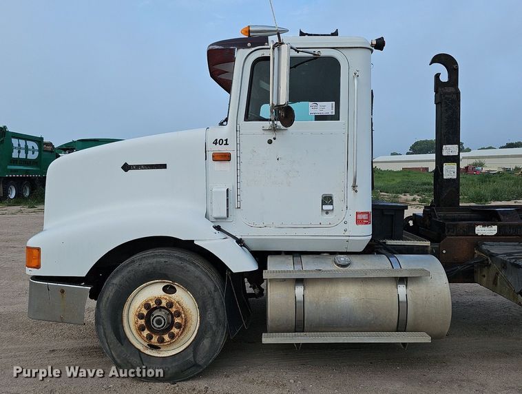 image for item DQ0092 1996 International 9200  hook lift truck