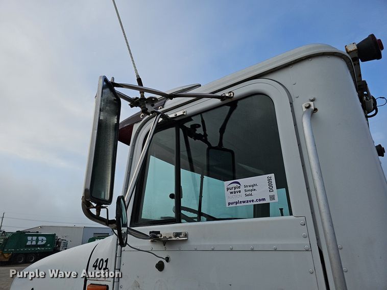 image for item DQ0092 1996 International 9200  hook lift truck