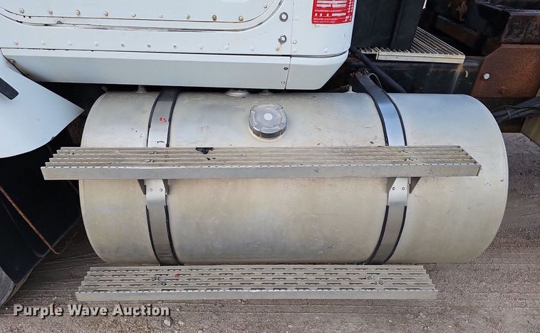 image for item DQ0092 1996 International 9200  hook lift truck