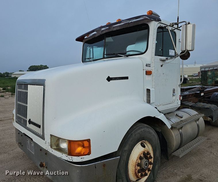 image for item DQ0092 1996 International 9200  hook lift truck