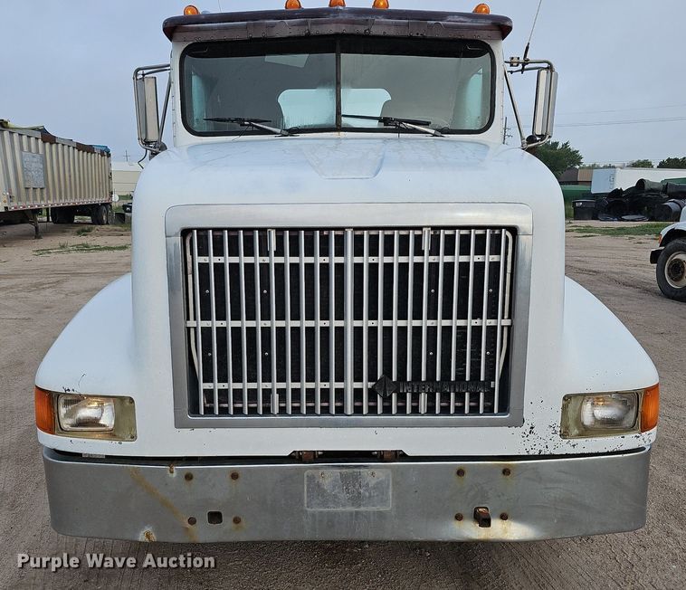 image for item DQ0092 1996 International 9200  hook lift truck