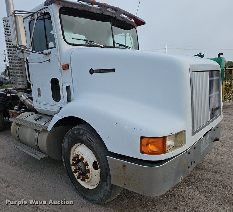 image for item DQ0092 1996 International 9200  hook lift truck