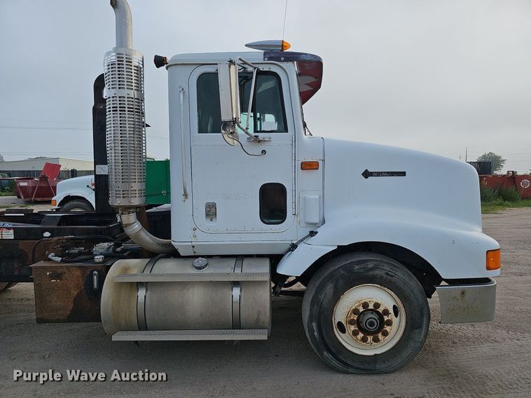 image for item DQ0092 1996 International 9200  hook lift truck