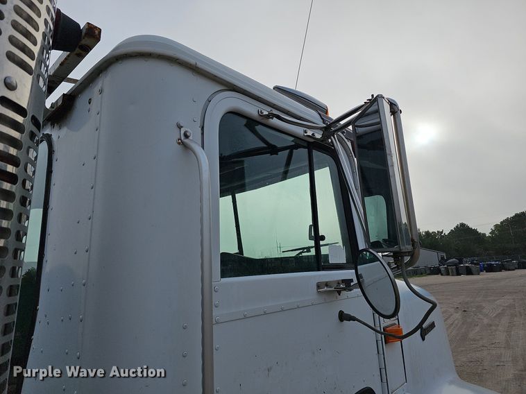 image for item DQ0092 1996 International 9200  hook lift truck