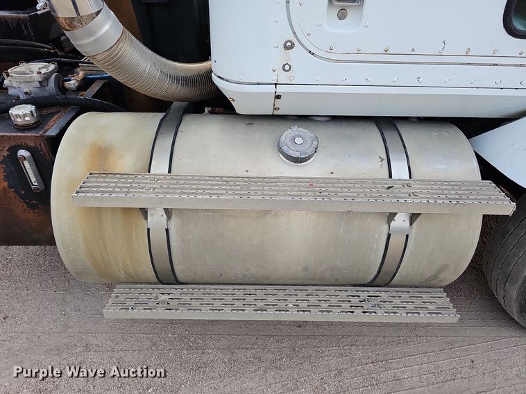 image for item DQ0092 1996 International 9200  hook lift truck