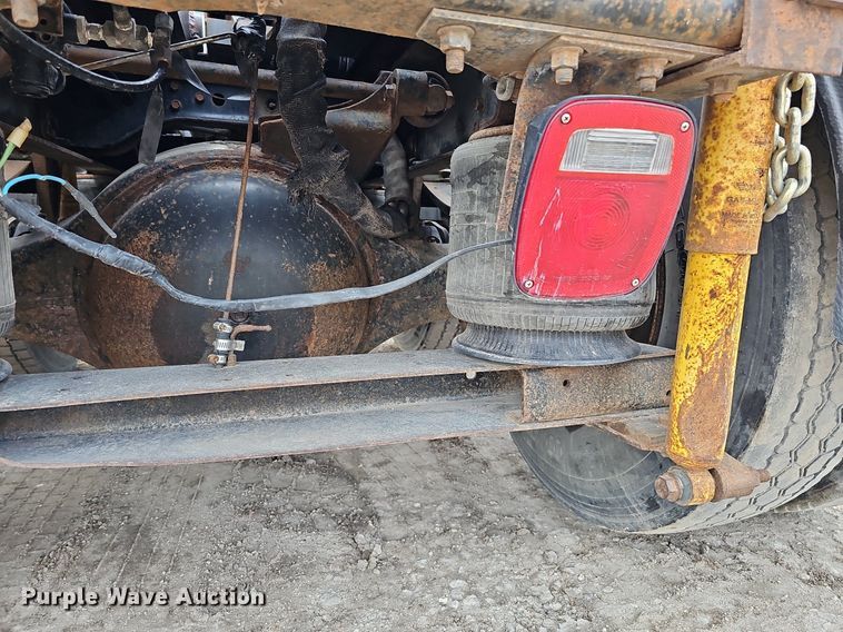 image for item DQ0092 1996 International 9200  hook lift truck