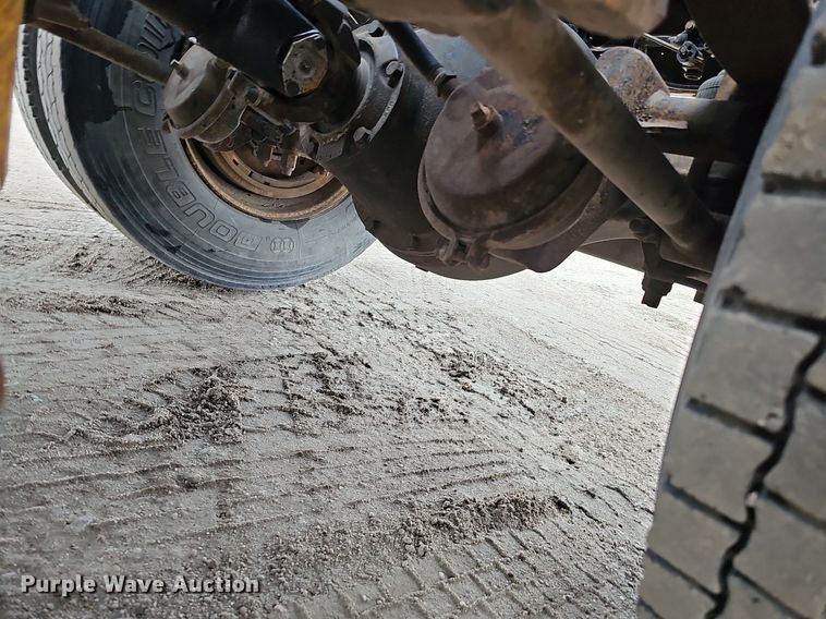 image for item DQ0092 1996 International 9200  hook lift truck