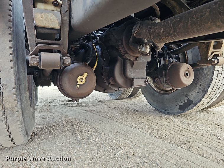 image for item DQ0092 1996 International 9200  hook lift truck