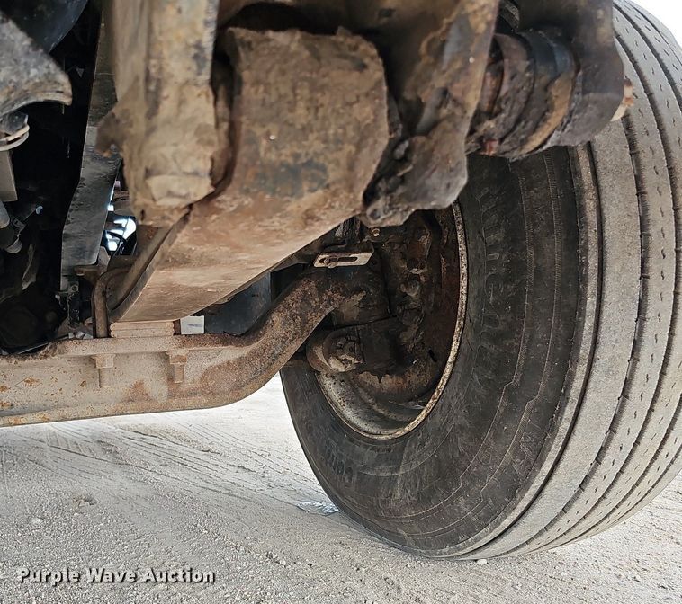 image for item DQ0092 1996 International 9200  hook lift truck