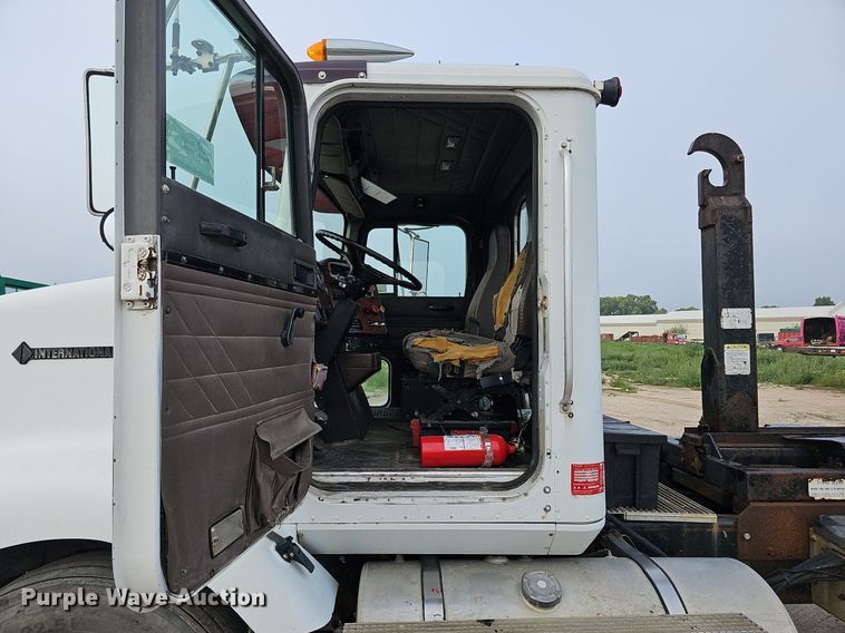 image for item DQ0092 1996 International 9200  hook lift truck