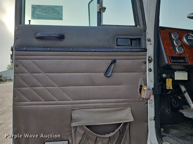 image for item DQ0092 1996 International 9200  hook lift truck