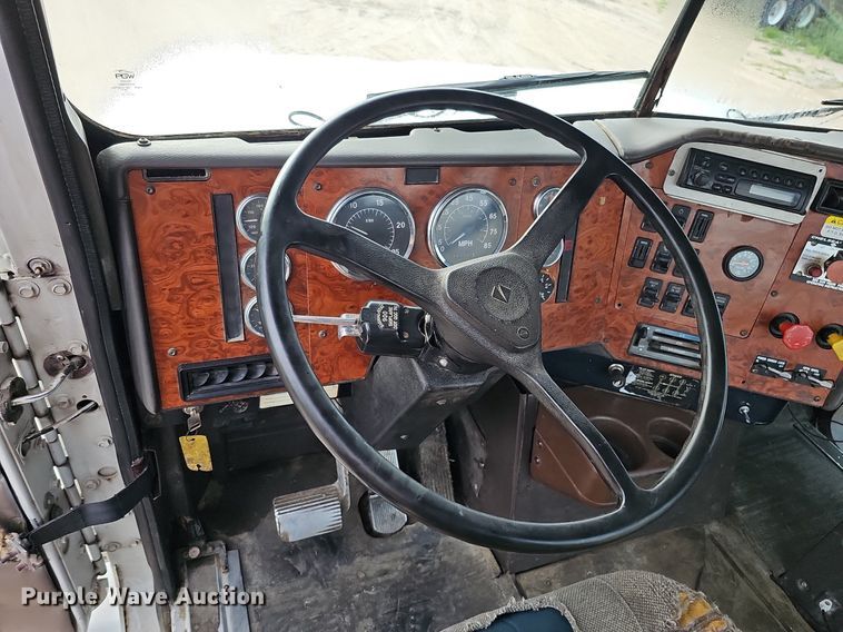 image for item DQ0092 1996 International 9200  hook lift truck