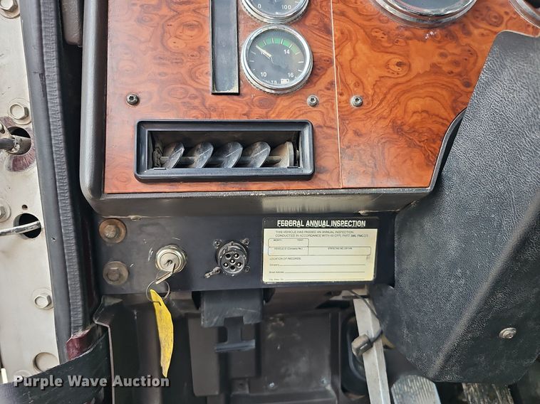 image for item DQ0092 1996 International 9200  hook lift truck