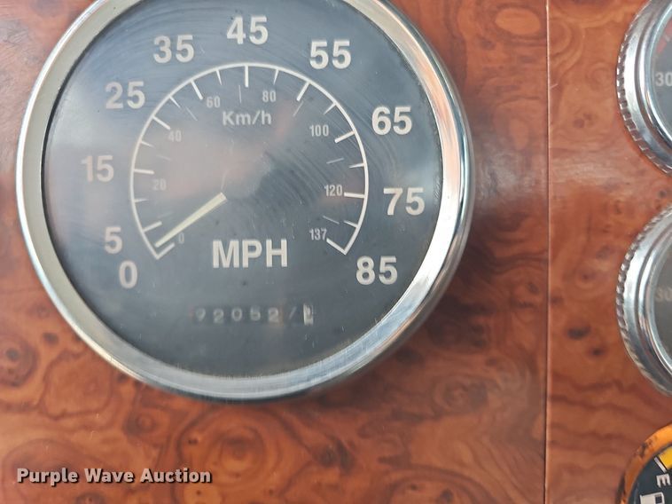 image for item DQ0092 1996 International 9200  hook lift truck