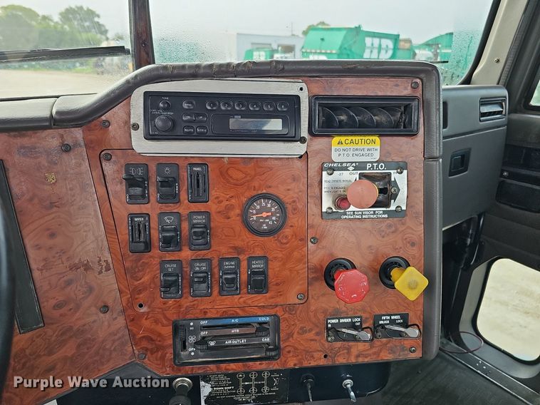 image for item DQ0092 1996 International 9200  hook lift truck