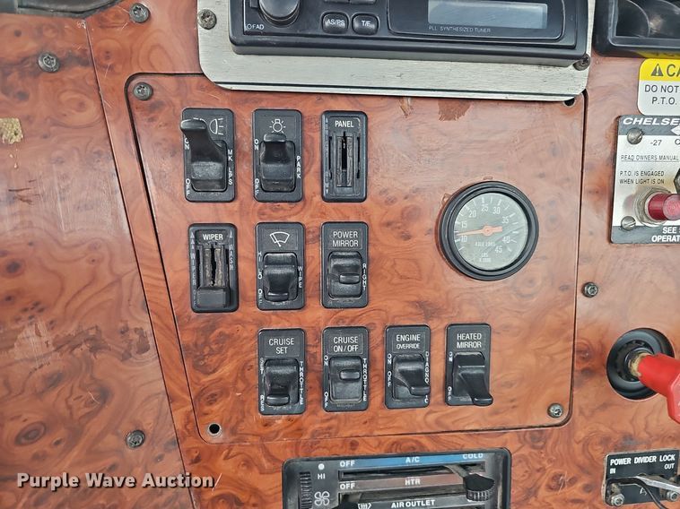 image for item DQ0092 1996 International 9200  hook lift truck