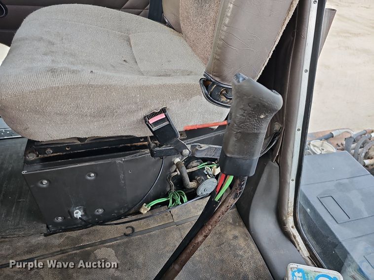 image for item DQ0092 1996 International 9200  hook lift truck