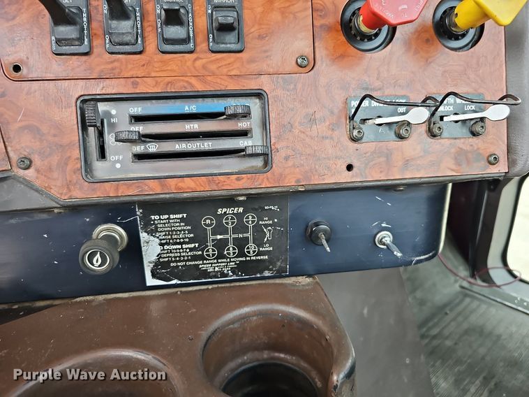 image for item DQ0092 1996 International 9200  hook lift truck