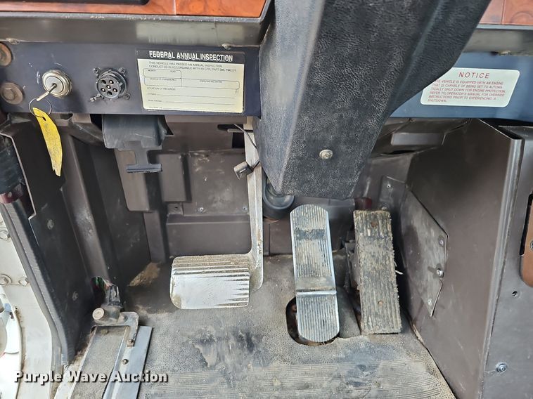 image for item DQ0092 1996 International 9200  hook lift truck