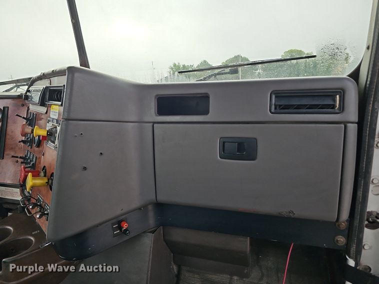 image for item DQ0092 1996 International 9200  hook lift truck