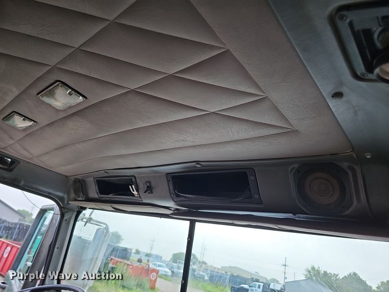 image for item DQ0092 1996 International 9200  hook lift truck