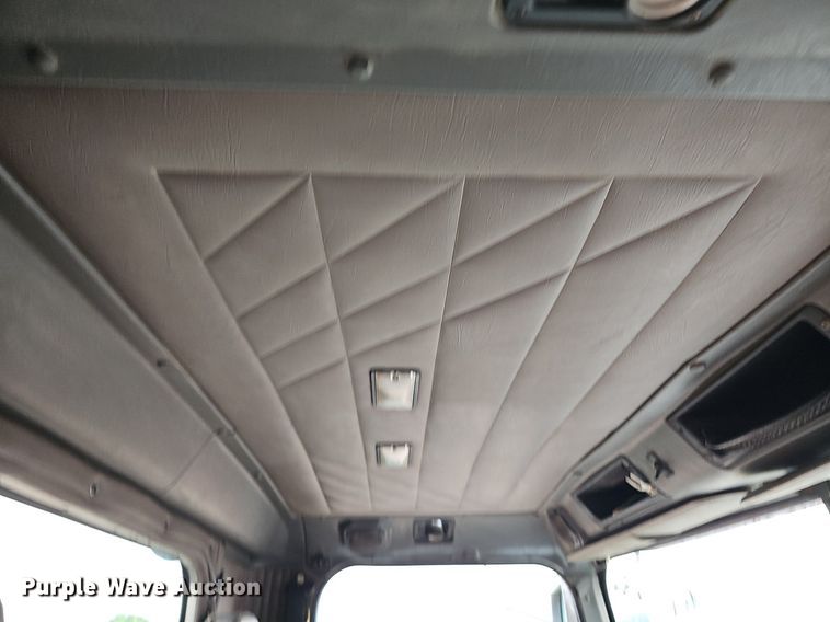 image for item DQ0092 1996 International 9200  hook lift truck