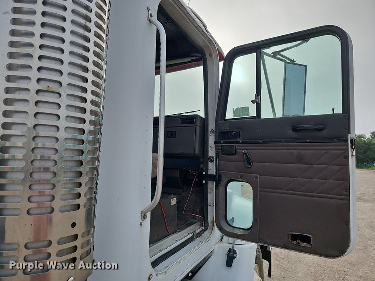 image for item DQ0092 1996 International 9200  hook lift truck