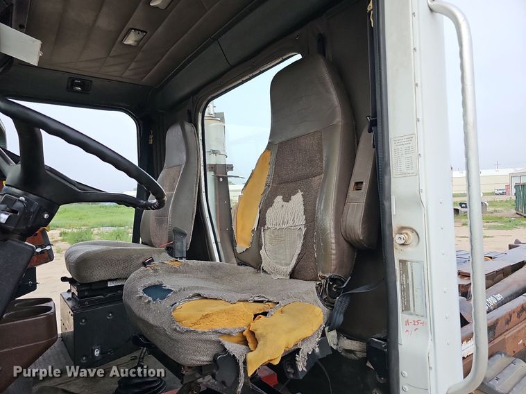 image for item DQ0092 1996 International 9200  hook lift truck