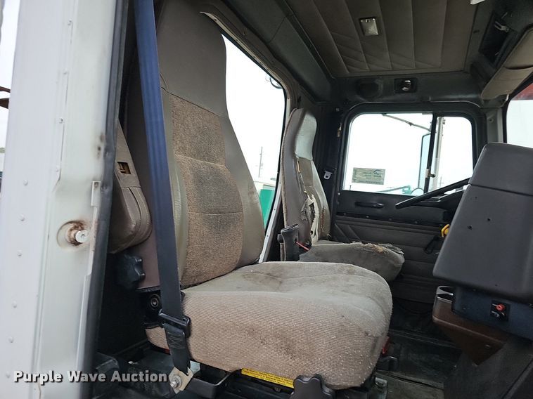 image for item DQ0092 1996 International 9200  hook lift truck