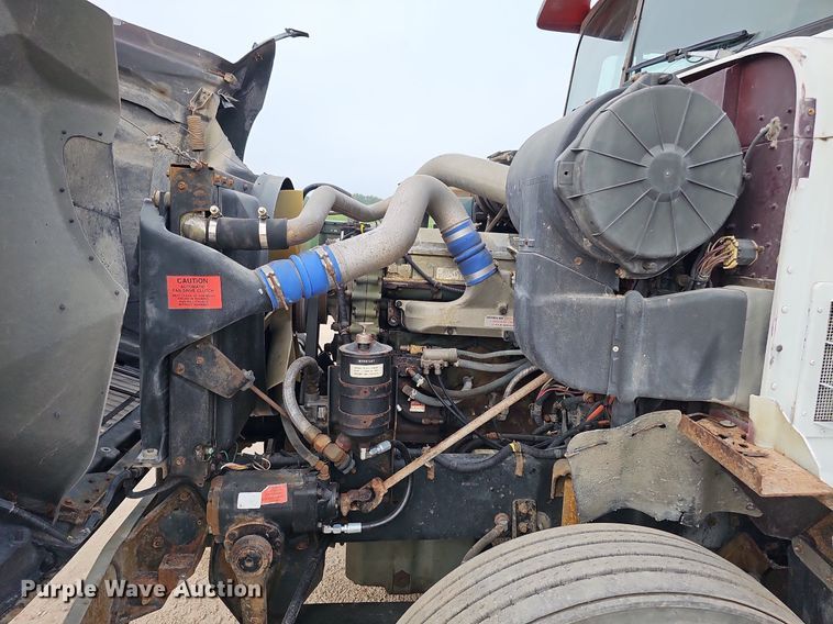 image for item DQ0092 1996 International 9200  hook lift truck