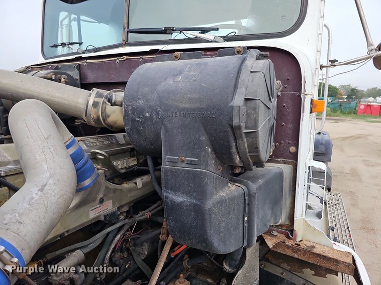 image for item DQ0092 1996 International 9200  hook lift truck