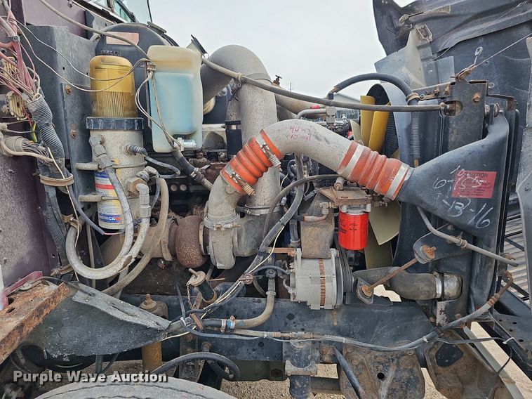 image for item DQ0092 1996 International 9200  hook lift truck