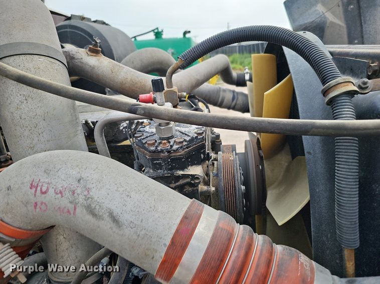 image for item DQ0092 1996 International 9200  hook lift truck