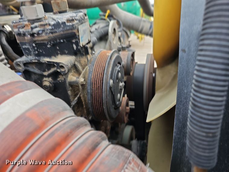 image for item DQ0092 1996 International 9200  hook lift truck