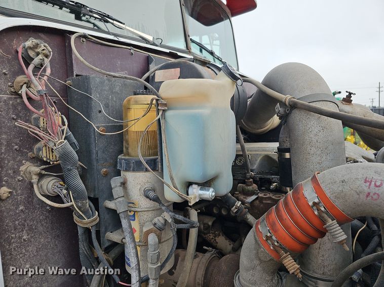 image for item DQ0092 1996 International 9200  hook lift truck