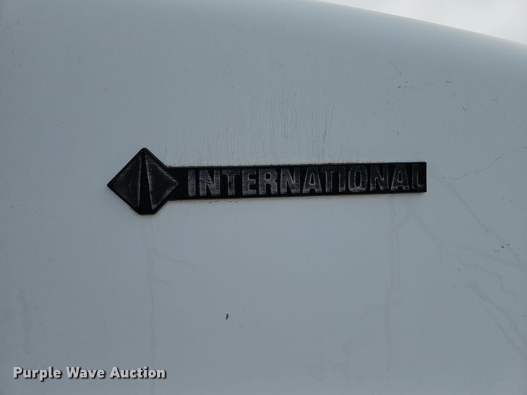 image for item DQ0092 1996 International 9200  hook lift truck