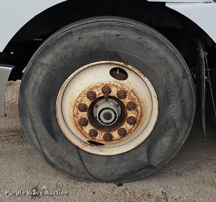 image for item DQ0092 1996 International 9200  hook lift truck