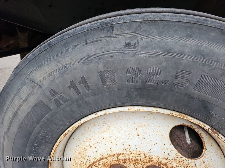 image for item DQ0092 1996 International 9200  hook lift truck