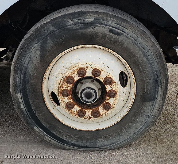 image for item DQ0092 1996 International 9200  hook lift truck