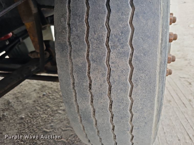 image for item DQ0092 1996 International 9200  hook lift truck