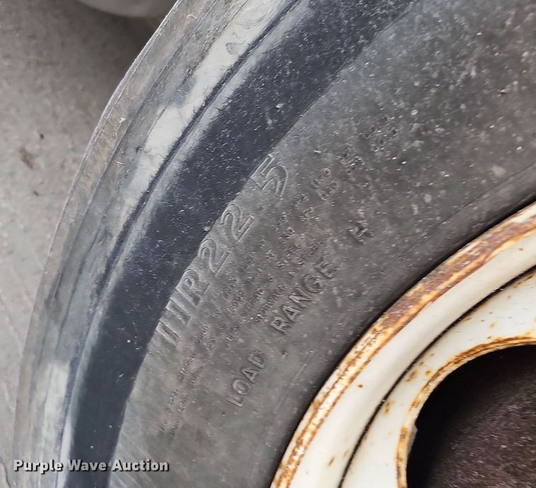 image for item DQ0092 1996 International 9200  hook lift truck