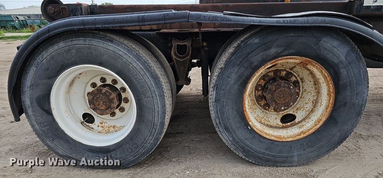 image for item DQ0092 1996 International 9200  hook lift truck