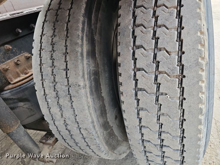 image for item DQ0092 1996 International 9200  hook lift truck