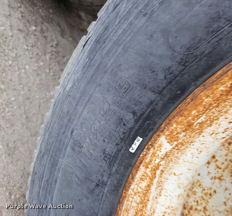 image for item DQ0092 1996 International 9200  hook lift truck